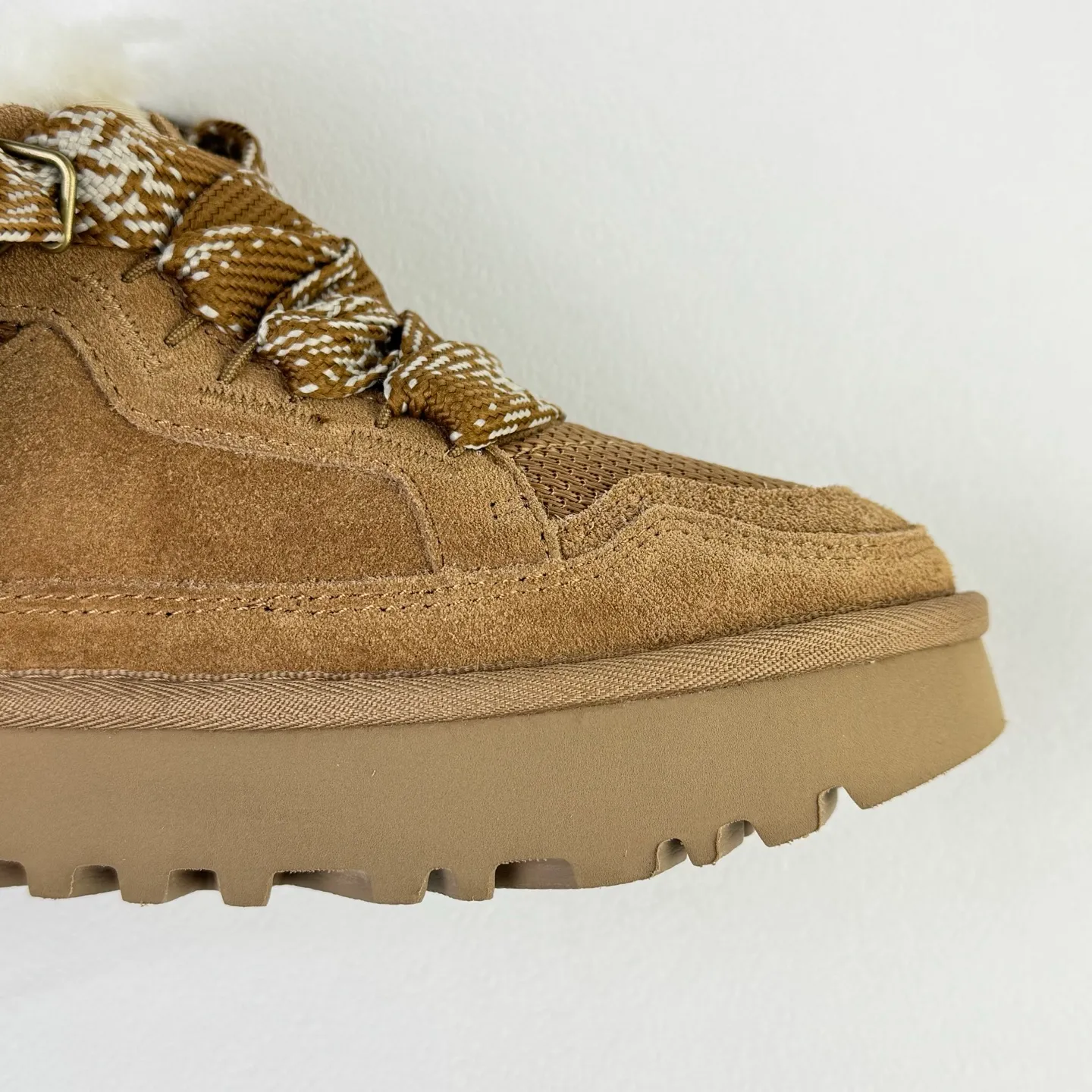Local 💰600 OEM grade 4032 Mel series, top workmanship, super stable version ✔️ Good looks and texture, suede leather + low-key logo show retro, classic two-color shoelaces can be worn as two shoes ✔️ So comfortable that you want to weld your feet, ultra-light material + 5cm thick sole, increase height without tiring the feet, wool insoles are warm and breathable, no pressure for commuting and shopping all day long ✔️ I love the details: wide shoelaces for photos. Sizes 34-45 are suitable for various foot types. Slight stains can be wiped clean with a damp cloth. The loose feeling in early autumn is all due to it. Close your eyes and avoid stepping on thunder! 👟